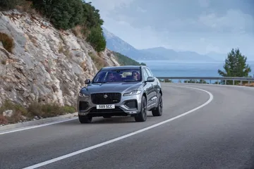 Vista dinámica del Jaguar F-PACE abordando una curva en carretera de montaña