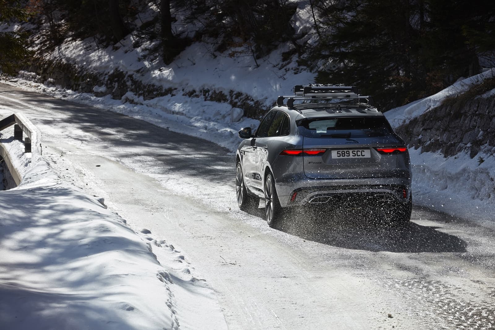 Vista trasera y lateral de un Jaguar F-PACE en condiciones invernales.