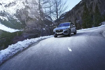 Vista dinámica del Jaguar F-PACE en carretera de montaña.