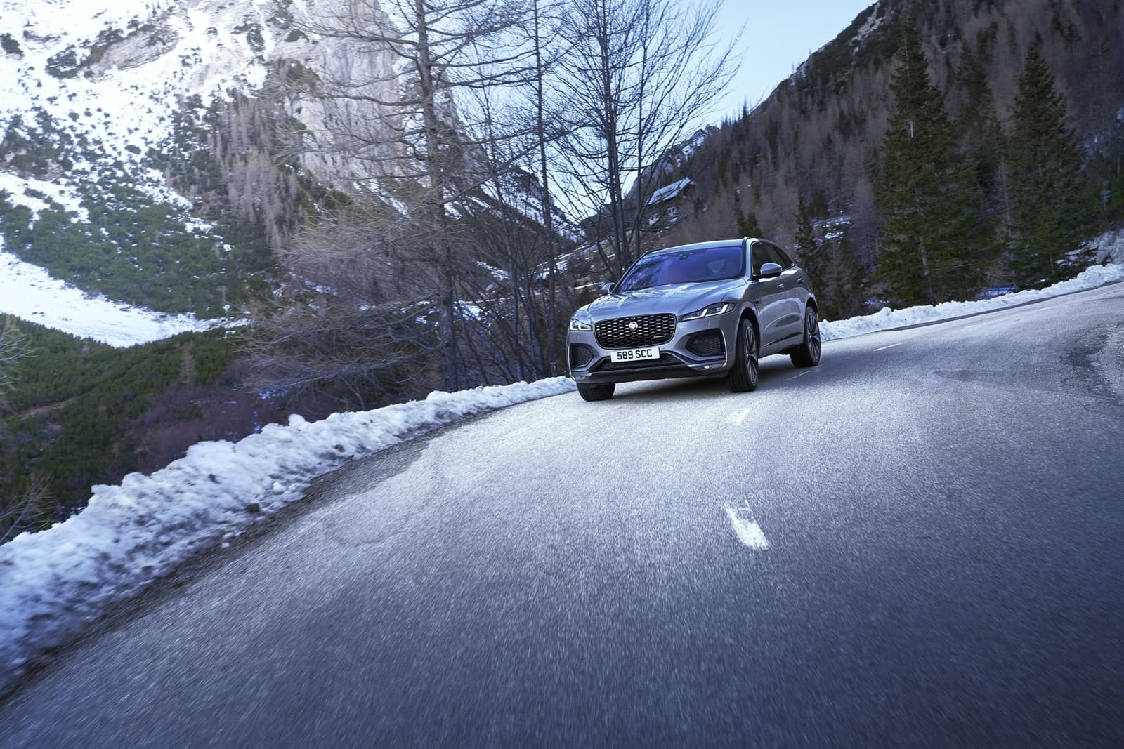 Vista dinámica del Jaguar F-PACE en carretera de montaña.