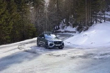 Vista dinámica del Jaguar F-PACE en entorno nevado