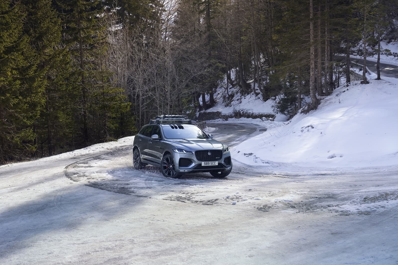 Vista dinámica del Jaguar F-PACE en entorno nevado