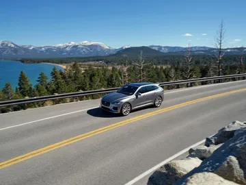 Jaguar F-PACE circulando por carretera con paisaje montañoso