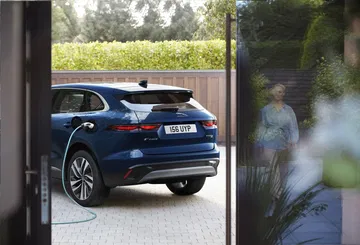 Vista trasera y lateral del Jaguar F-PACE, resaltando su diseño elegante.