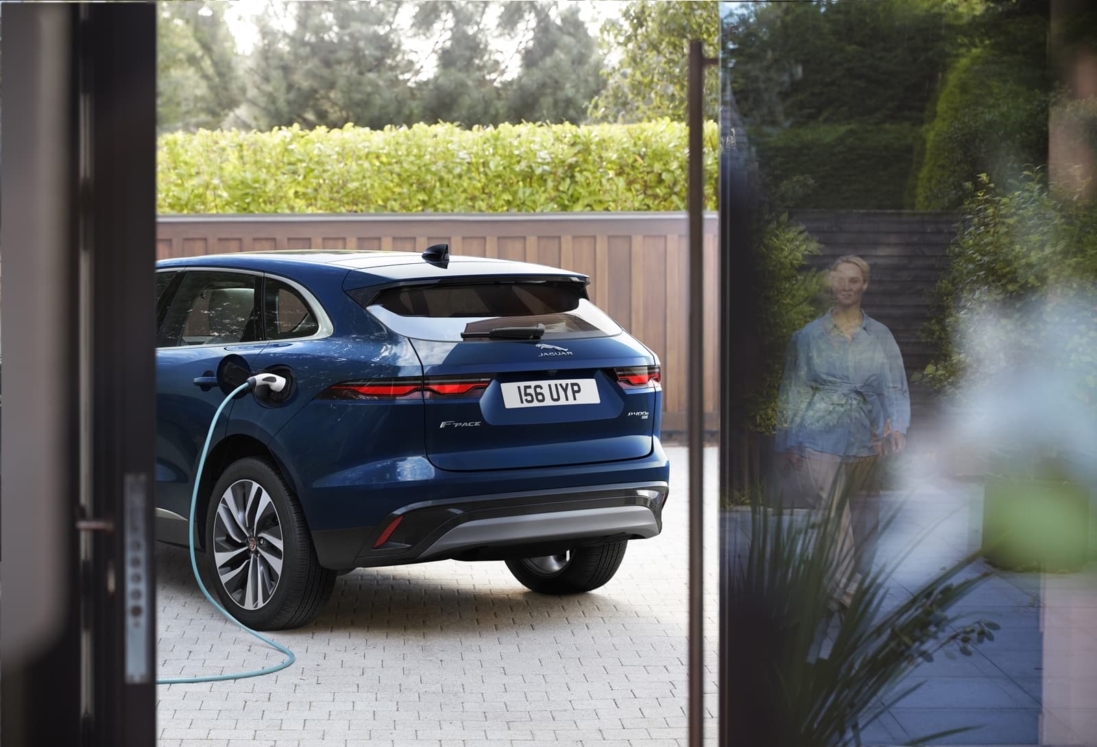 Vista trasera y lateral del Jaguar F-PACE, resaltando su diseño elegante.