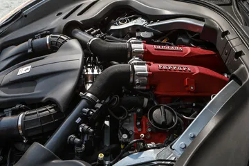 Vista del motor V8 biturbo del Ferrari Roma, potencia y precisión.