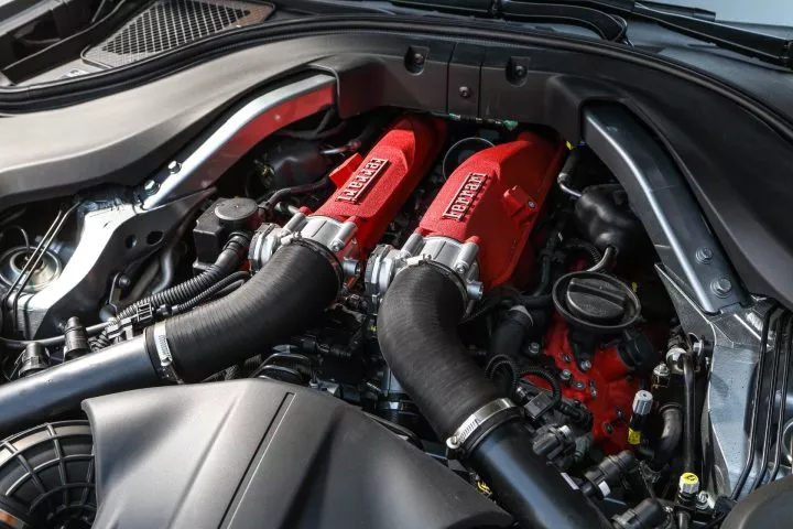 Vista del potente motor V8 turbo del Ferrari Roma, un corazón de alto rendimiento.