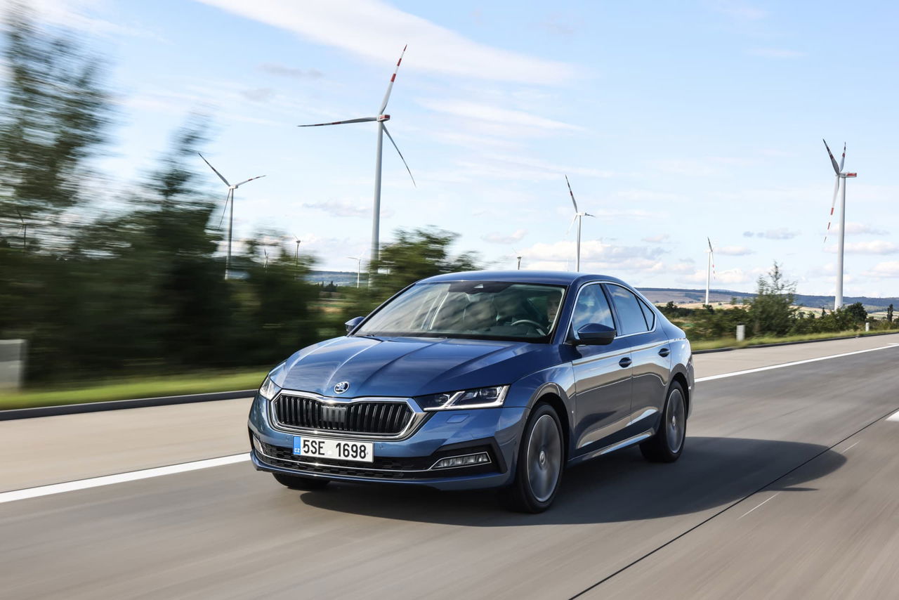 Vista dinámica del Skoda Octavia e-TEC en movimiento