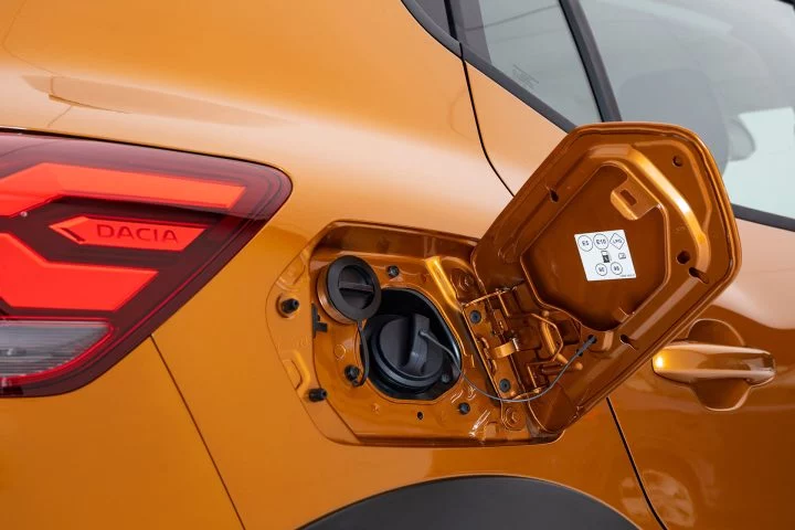 Tapa del combustible abierta mostrando detalle de diseño y funcionalidad.
