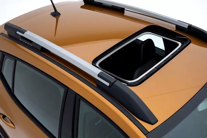 Vista cercana del techo solar del Dacia Sandero, añadiendo luminosidad y amplitud al habitáculo.