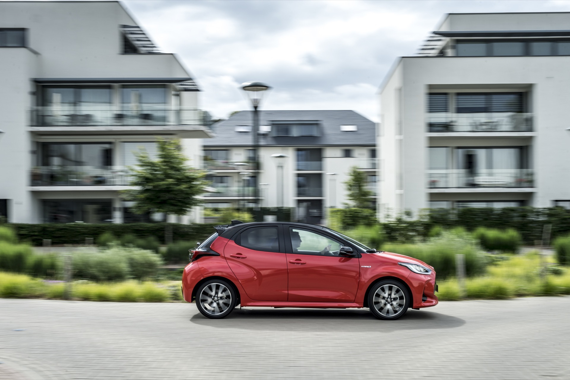 Toyota Yaris Rojo 2020 Movimiento Prueba 24
