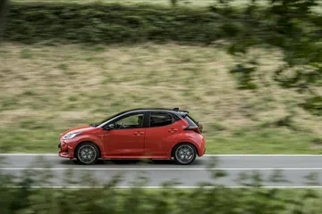 Toyota Yaris Rojo 2020 Movimiento Prueba 50