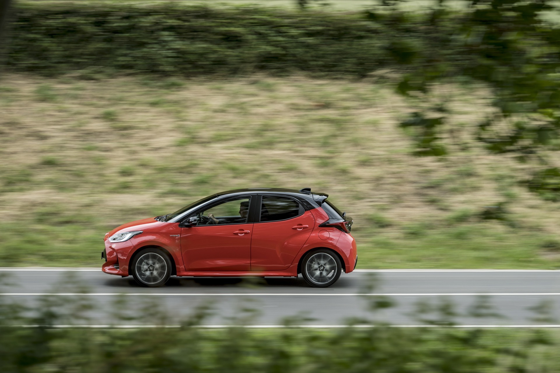 Toyota Yaris Rojo 2020 Movimiento Prueba 50