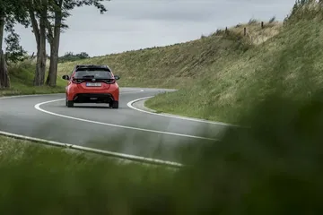Toyota Yaris Rojo 2020 Movimiento Prueba 60