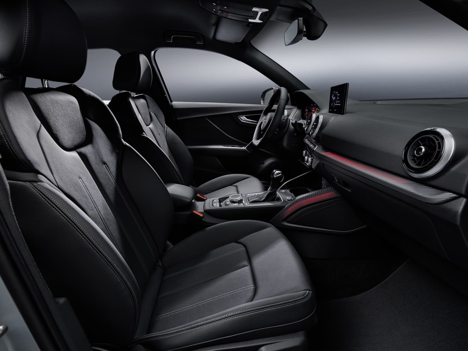Vista del habitáculo que muestra la calidad de acabados y asientos del Audi Q2.