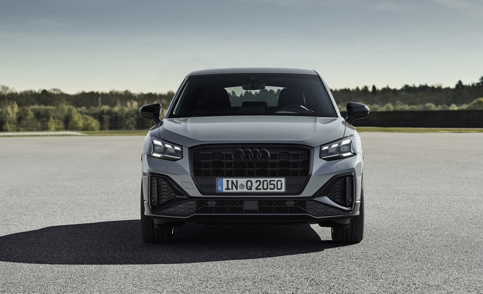 Vista frontal del Audi Q2 destacando su parrilla Singleframe y faros LED.
