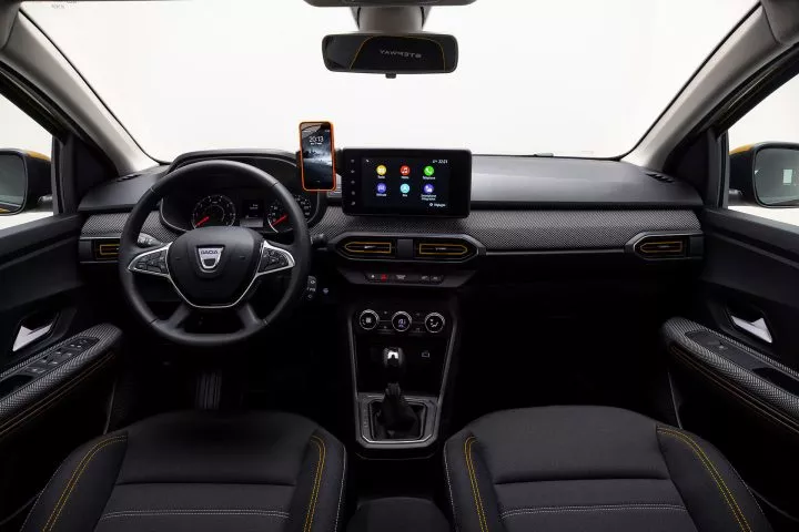Vista frontal de la cabina del Dacia Sandero mostrando volante y asientos