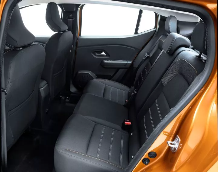 Elegante combinación de tonos en los asientos traseros del Dacia Sandero.