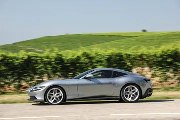 Perfil elegante del Ferrari Roma mostrando sus líneas fluidas y deportivas.
