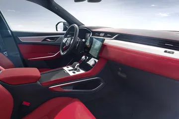 Vista lateral del lujoso interior y acabados premium del Jaguar F-PACE.