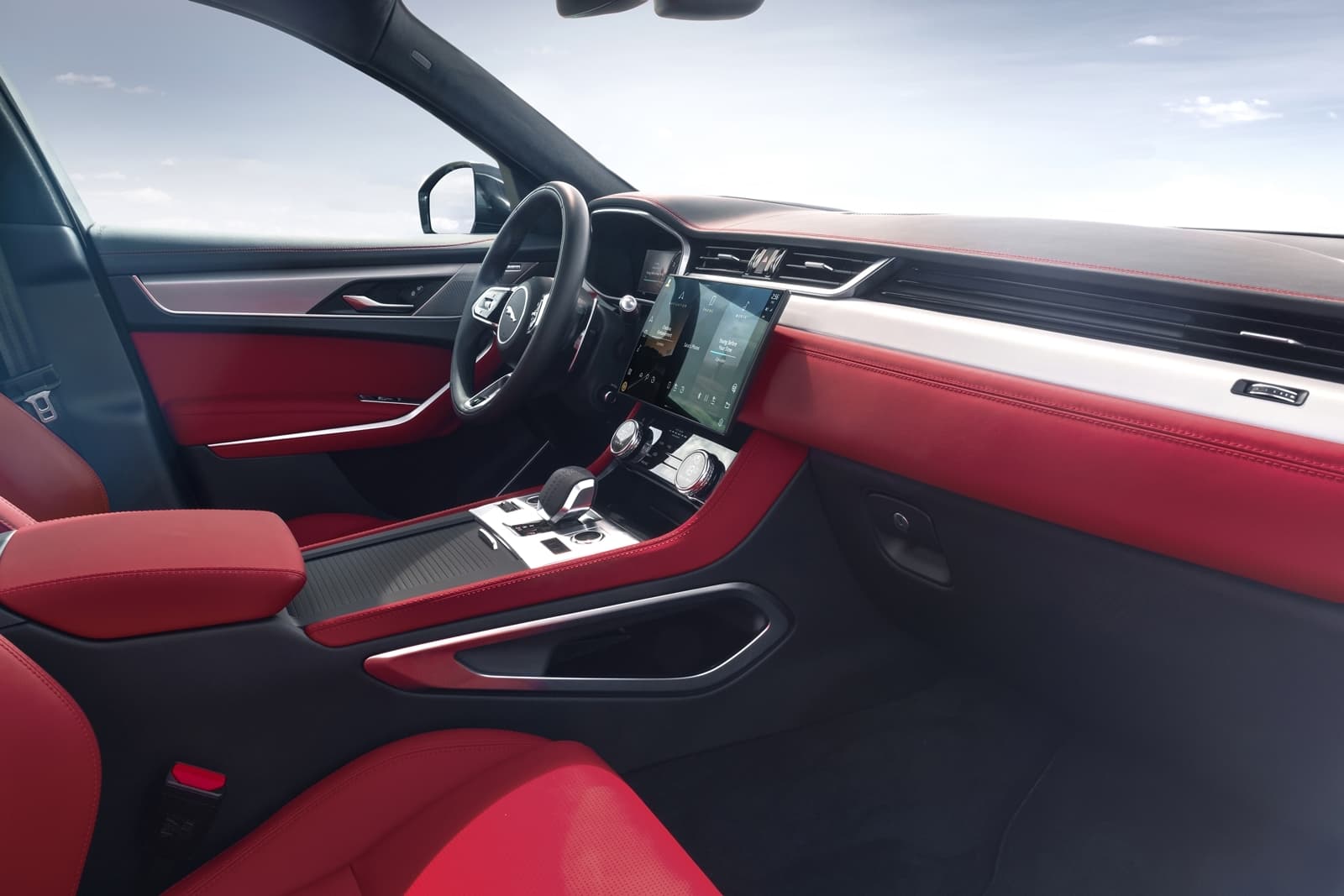 Vista lateral del lujoso interior y acabados premium del Jaguar F-PACE.