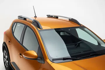 Imagen cenital del lateral y techo del Dacia Sandero en tono naranja.