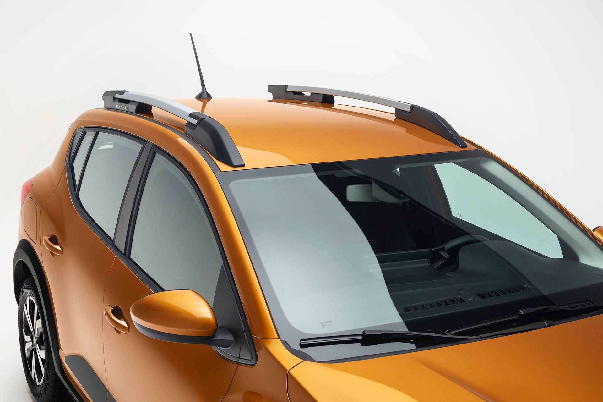 Imagen cenital del lateral y techo del Dacia Sandero en tono naranja.