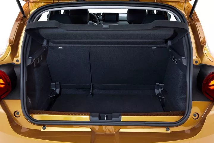 Amplia capacidad del maletero del Dacia Sandero, ideal para equipaje.