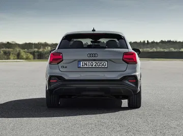 Diseño trasero del Audi Q2 mostrando pilotos y líneas de diseño.