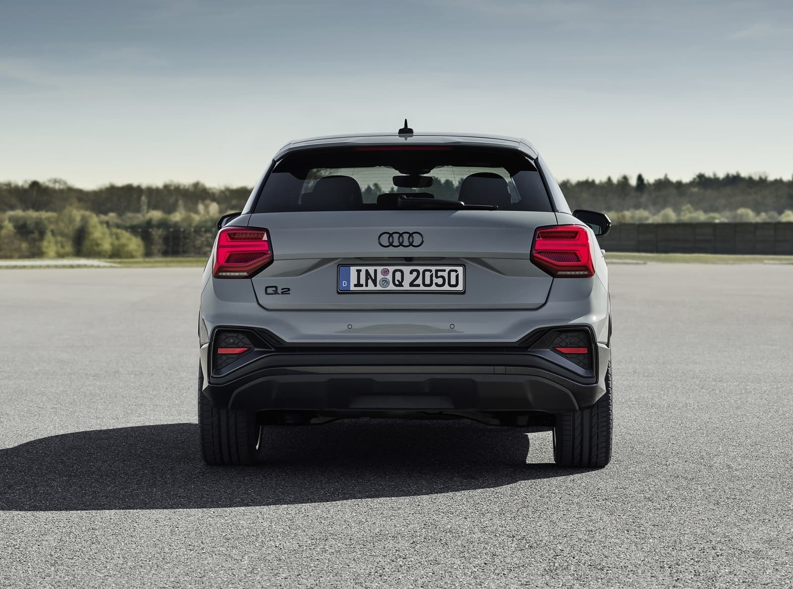 Diseño trasero del Audi Q2 mostrando pilotos y líneas de diseño.