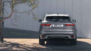 Vista trasera del Jaguar F-PACE destacando su diseño deportivo.