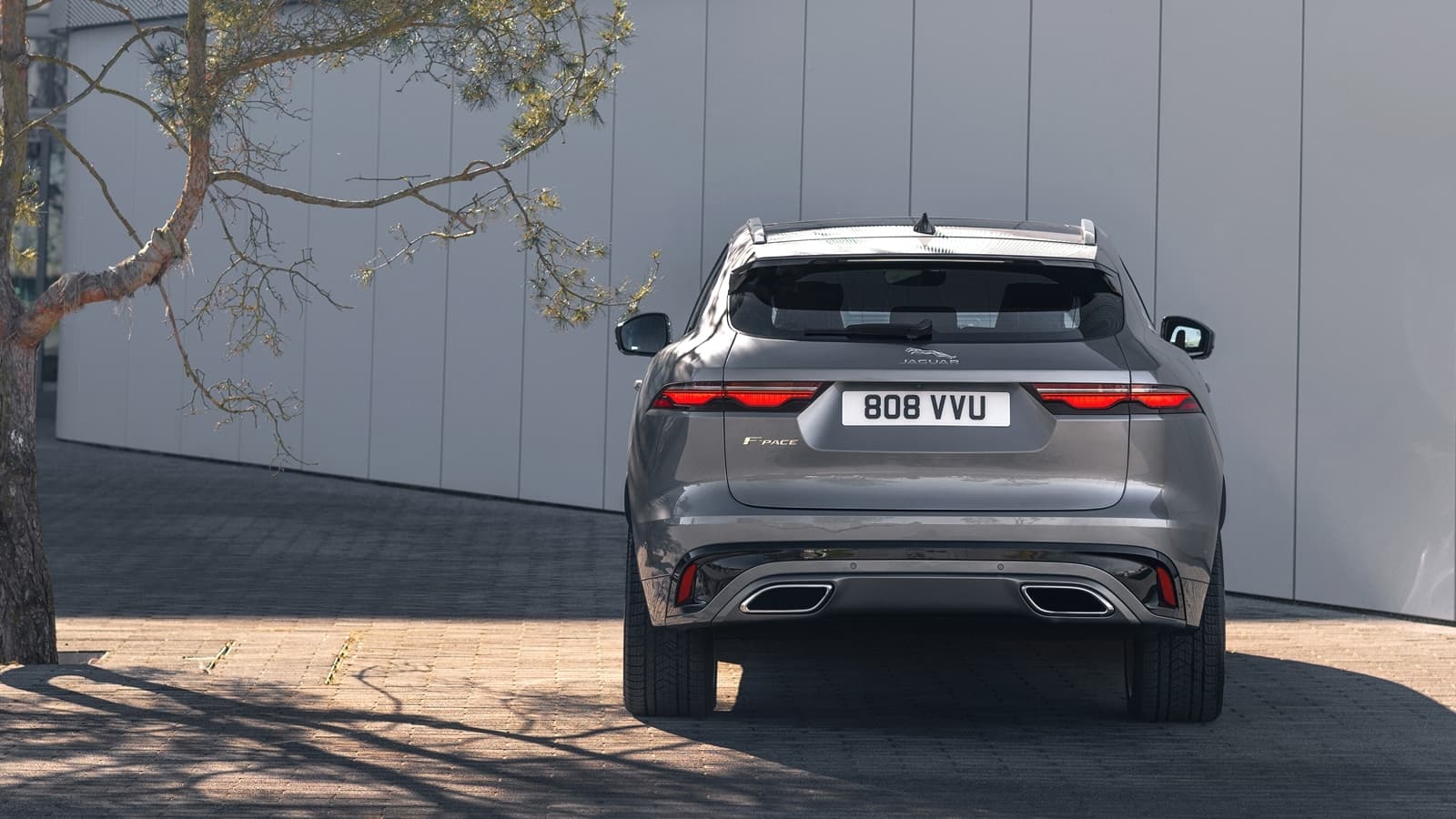 Vista trasera del Jaguar F-PACE destacando su diseño deportivo.