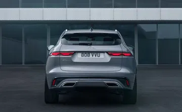 Vista trasera del Jaguar F-PACE destacando su diseño atlético y luces LED distintivas
