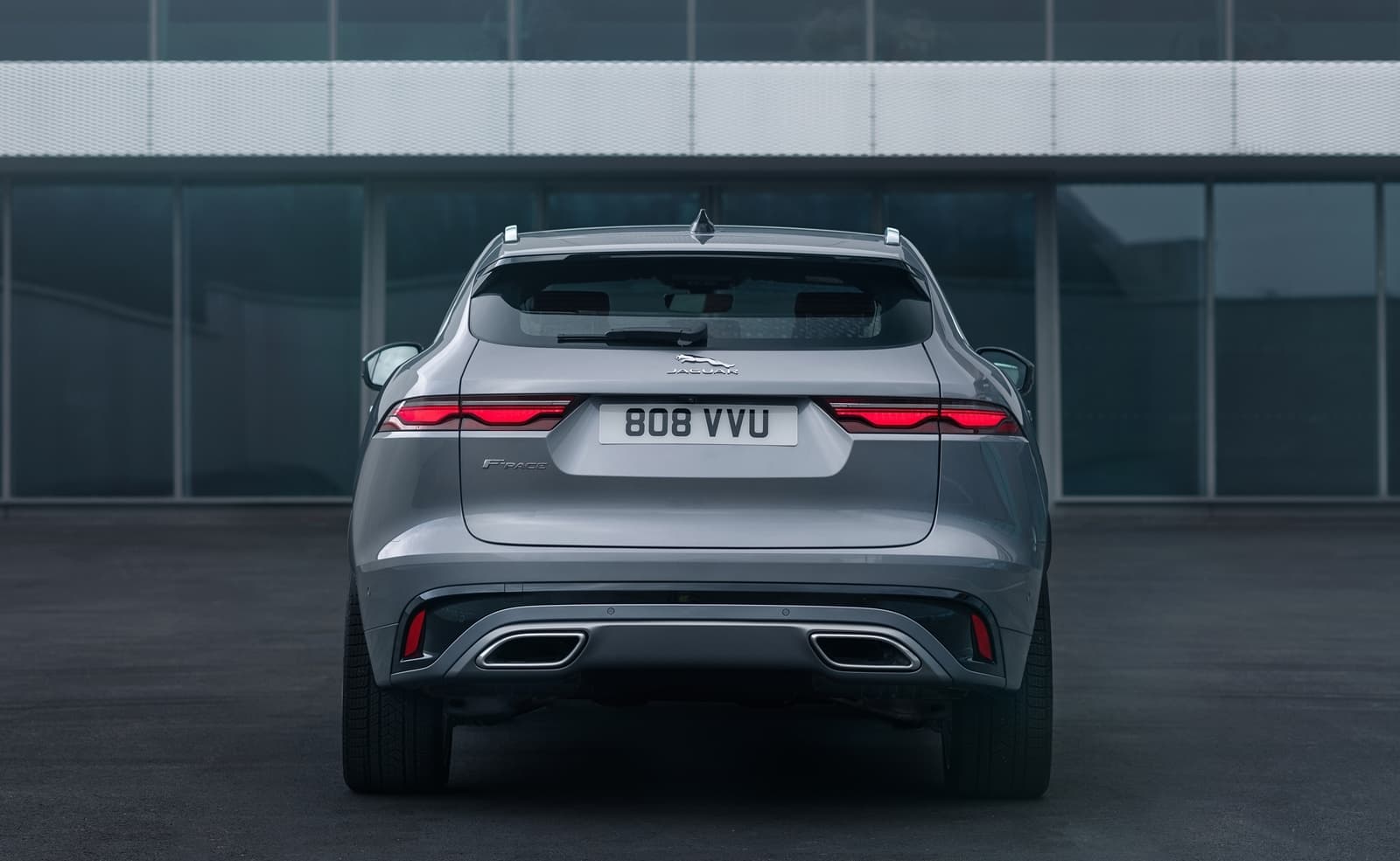 Vista trasera del Jaguar F-PACE destacando su diseño atlético y luces LED distintivas
