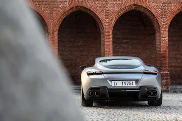 Vista trasera y lateral del Ferrari Roma, destacando su diseño elegante y deportivo.