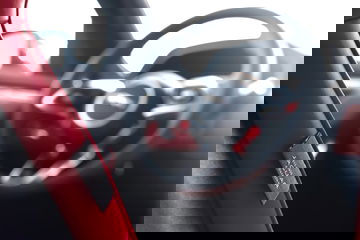 Detalle del volante y acabados interiores del Jaguar F-PACE.