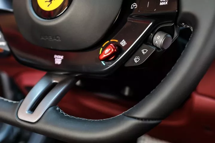 Vista cercana del volante multifuncional del Ferrari Roma.