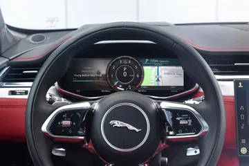 Volante multifunción y cuadro de instrumentos digital del Jaguar F-PACE.