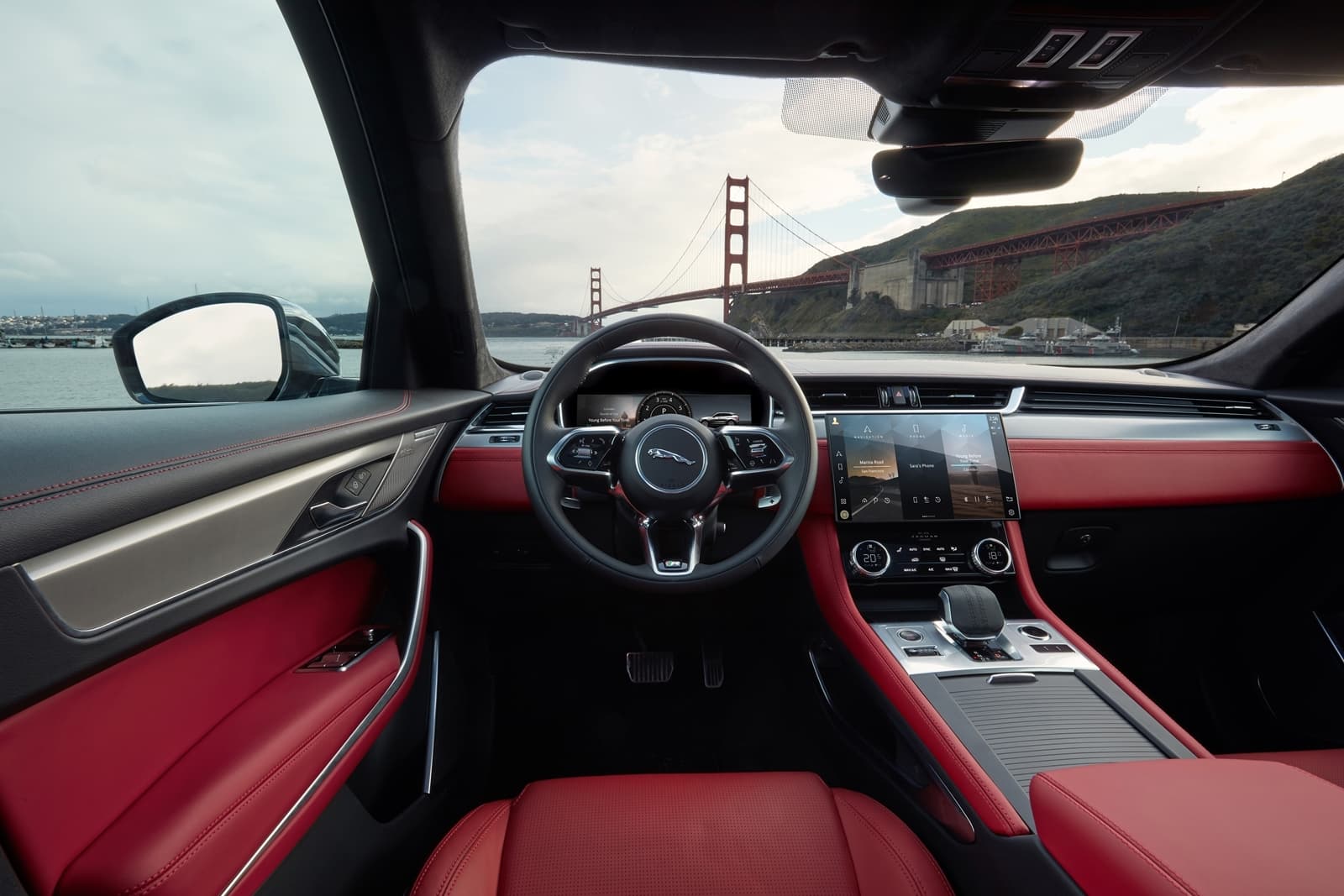 Vista del volante y consola central en tonos rojos del Jaguar F-PACE.