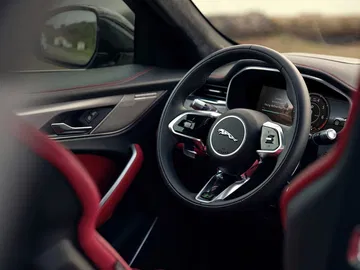 Vista enfocada del volante y detalles del tablero de un Jaguar F-PACE.