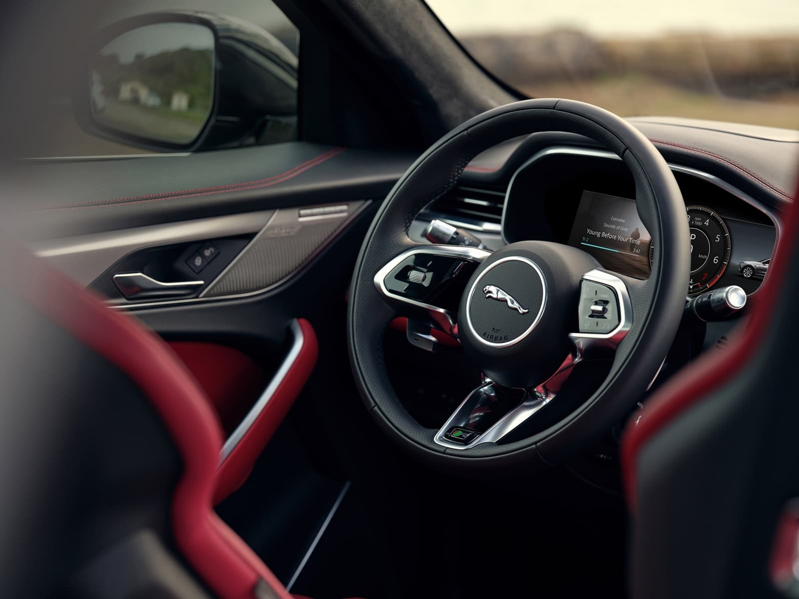 Vista enfocada del volante y detalles del tablero de un Jaguar F-PACE.