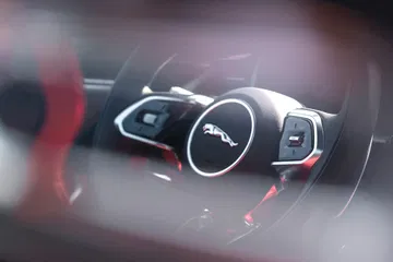 Volante deportivo Jaguar F-PACE con acabados premium y logotipo visible.