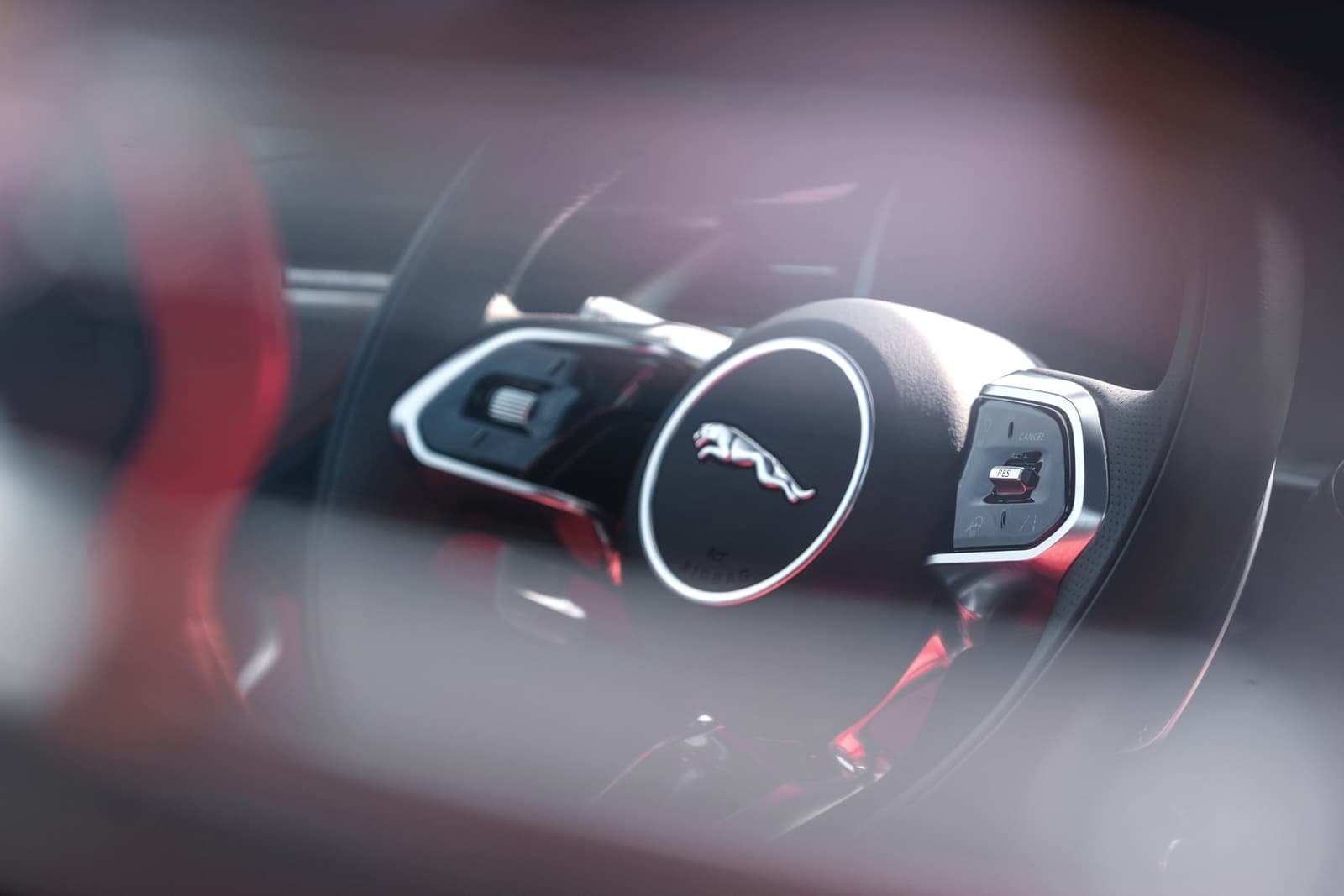Volante deportivo Jaguar F-PACE con acabados premium y logotipo visible.