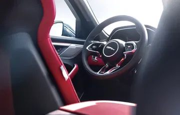Volante deportivo con acabados en cuero rojo del Jaguar F-PACE.