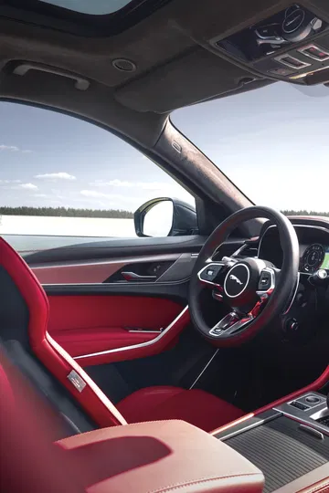 Volante y salpicadero con acabados premium del Jaguar F-PACE.
