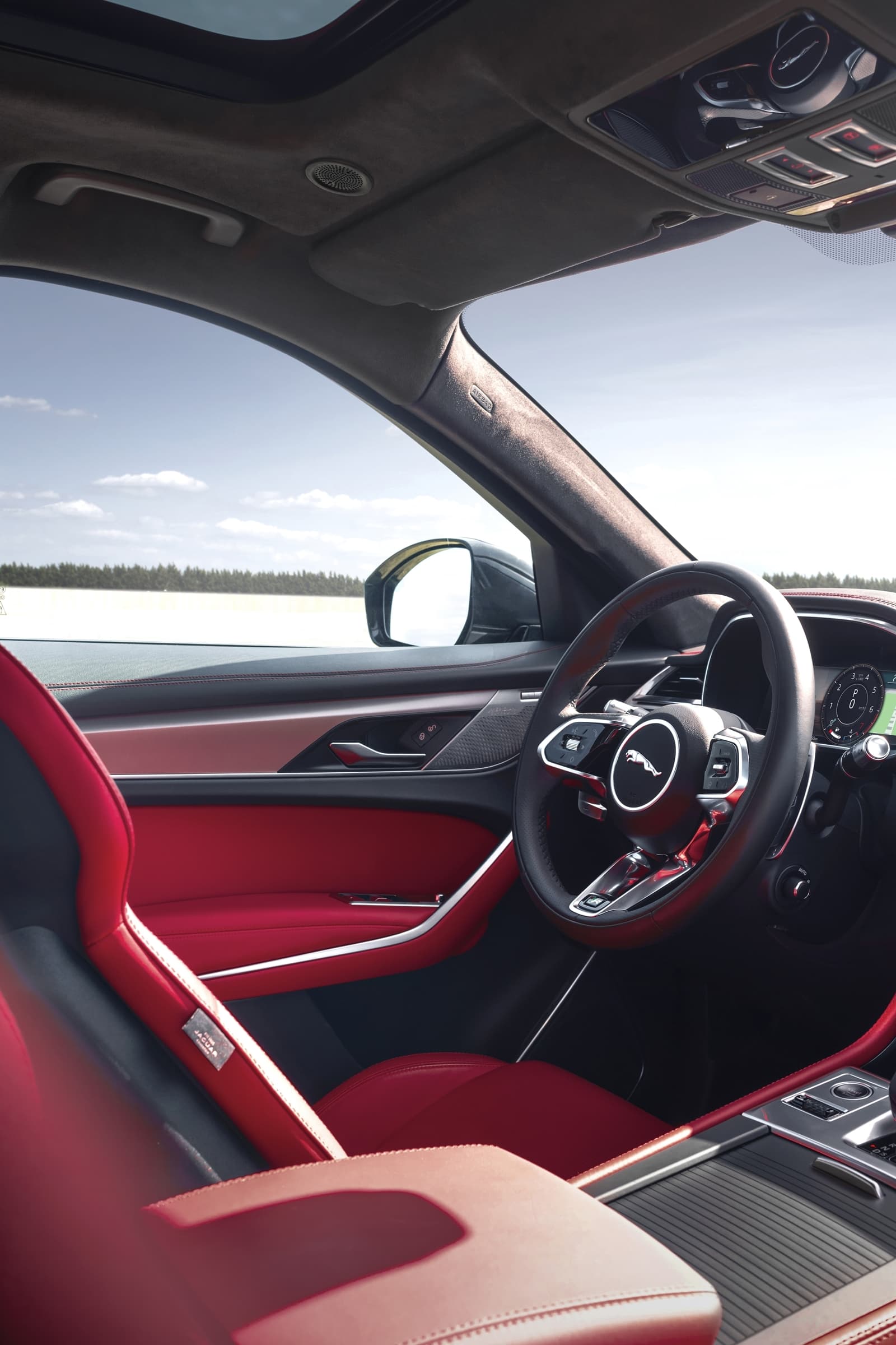 Volante y salpicadero con acabados premium del Jaguar F-PACE.