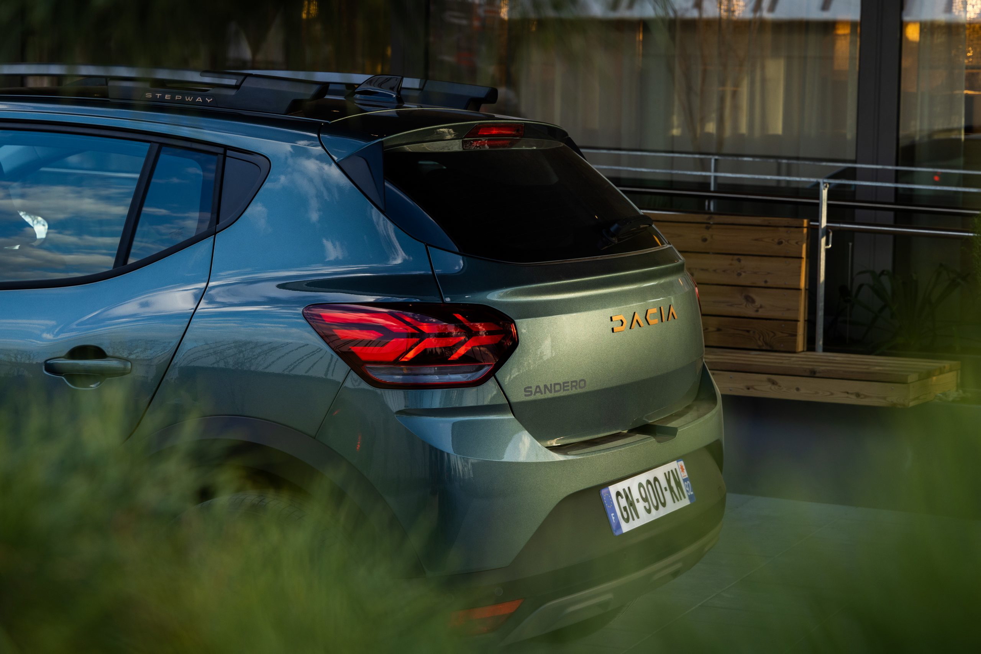 Vista trasera y lateral del Dacia Sandero 2024 resaltando su nuevo logo y diseño renovado.