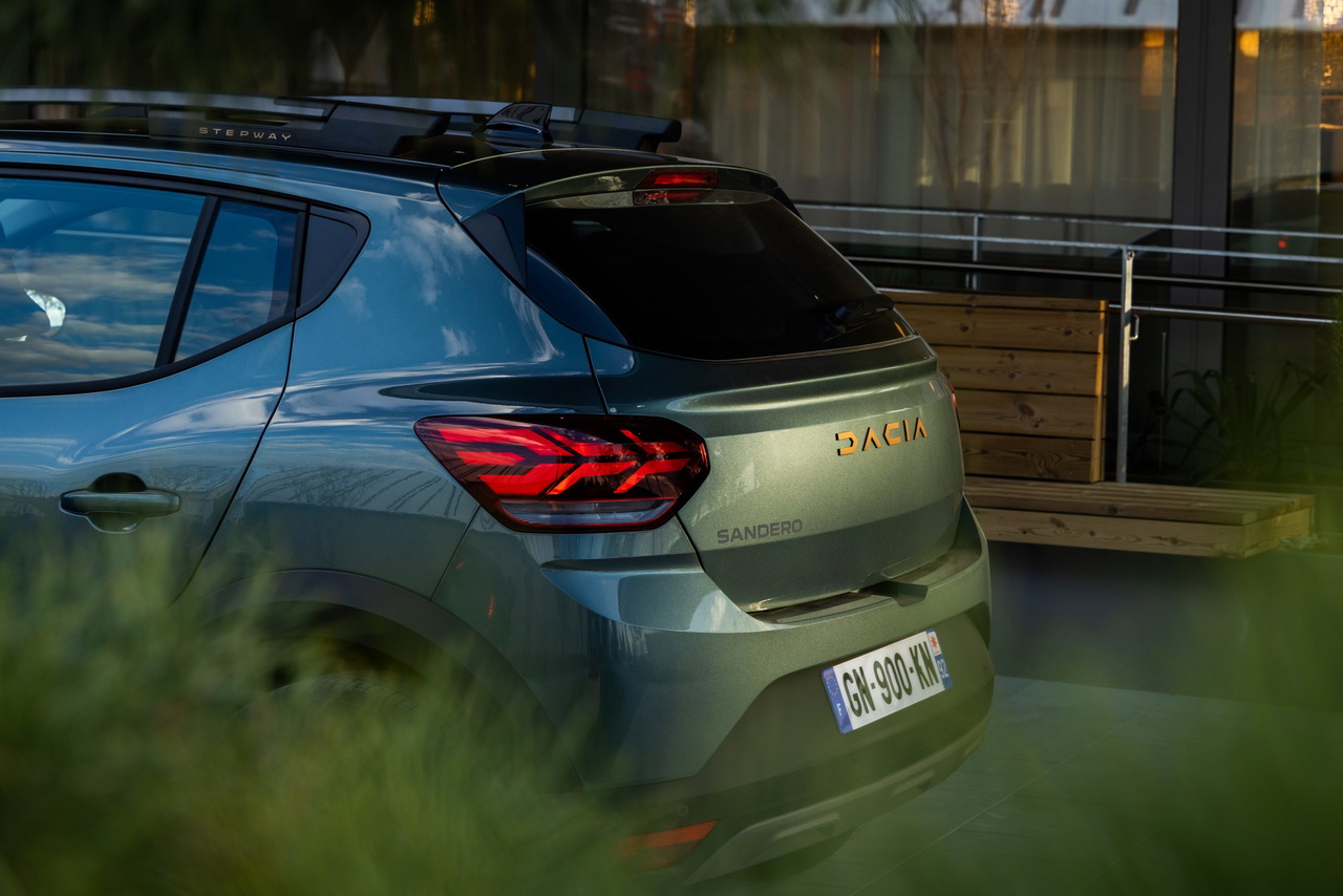 Vista trasera y lateral del Dacia Sandero 2024 resaltando su nuevo logo y diseño renovado.