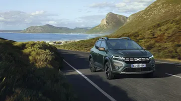 Vista lateral del nuevo Dacia Sandero 2024, resaltando su diseño renovado y juvenil