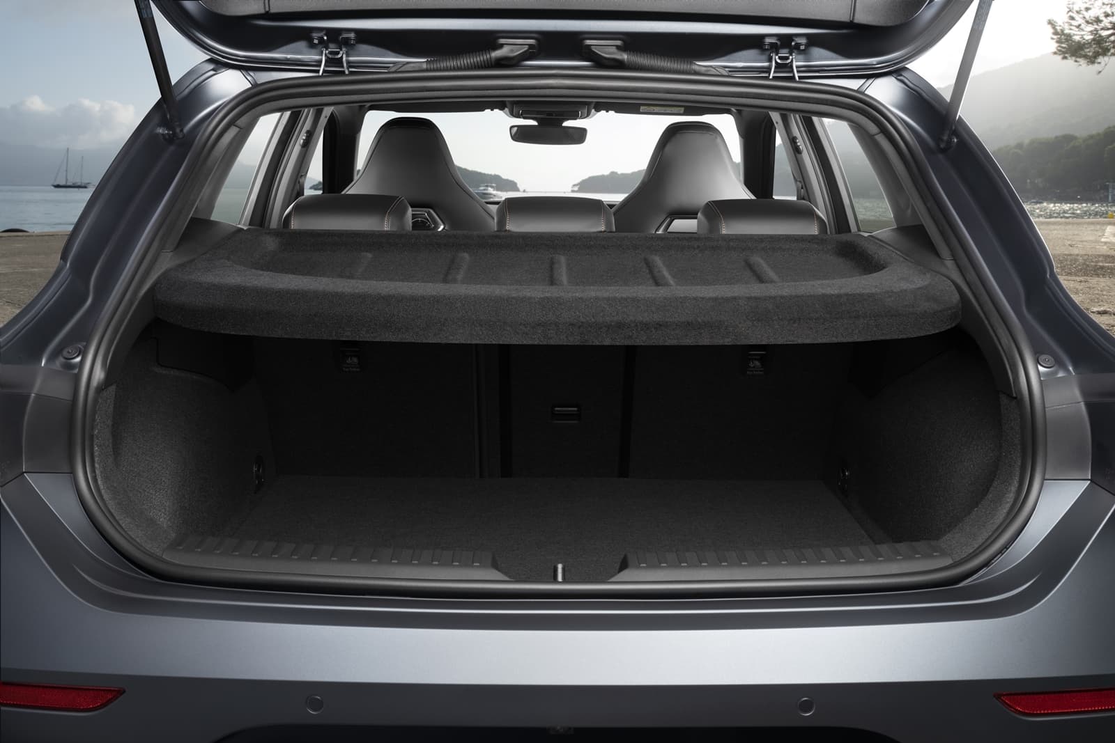 Vista del espacioso maletero del CUPRA León, ideal para equipaje.
